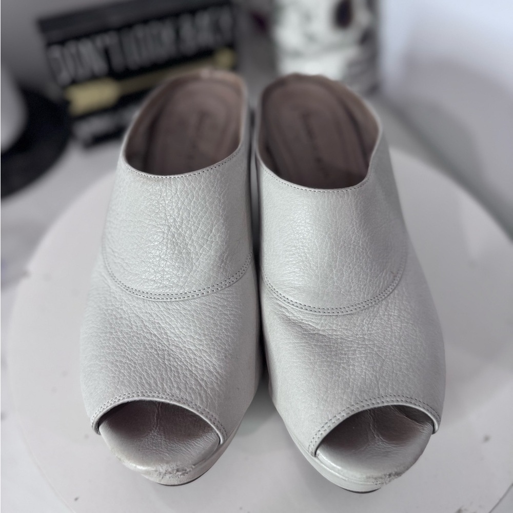 Chocolat Blu Women's Cream Leather Platform Mules size 7.5